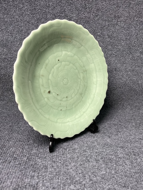 古玩陶瓷青釉暗刻花卉紋盤真品鑒賞圖