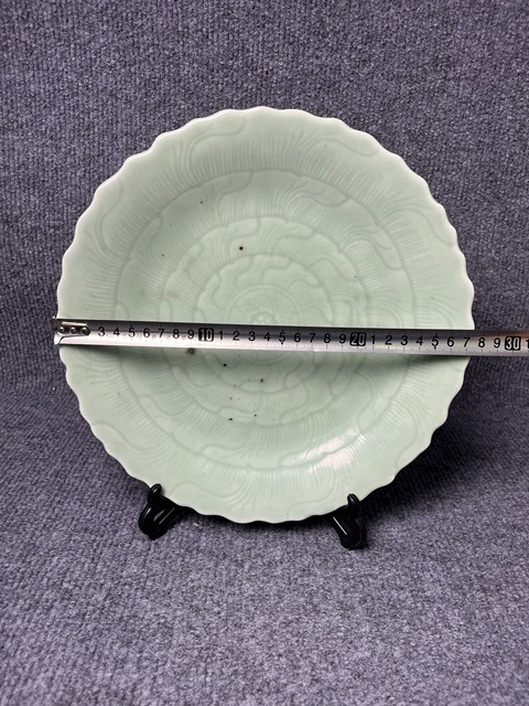 古玩陶瓷青釉暗刻花卉紋盤真品鑒賞圖