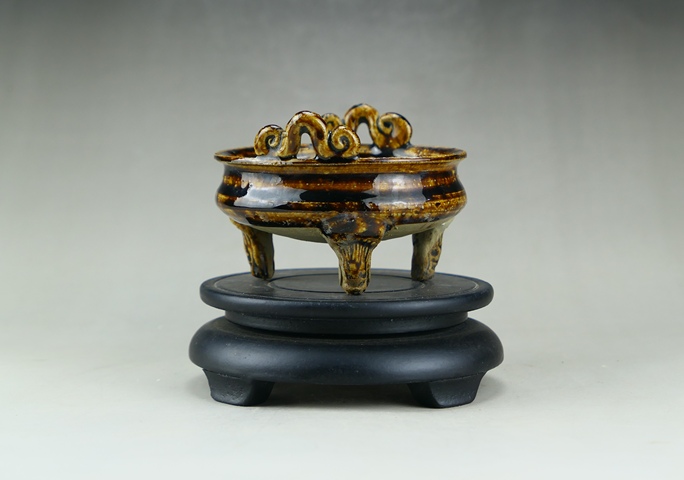 古玩陶瓷精品:明末清初青釉雙耳三獸足香爐（文房雅器）拍賣，當前價格76元