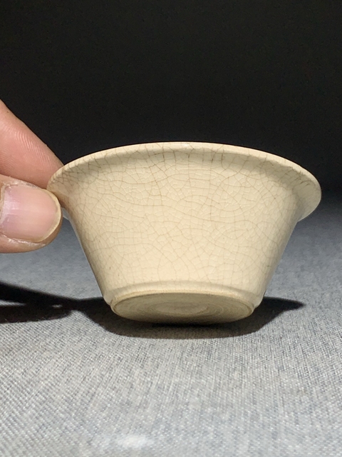 古玩陶瓷玉璧底哥釉馬蹄杯真品鑒賞圖