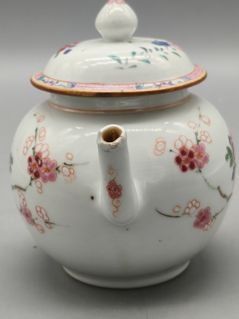 古玩陶瓷粉彩花卉紋茶壺真品鑒賞圖
