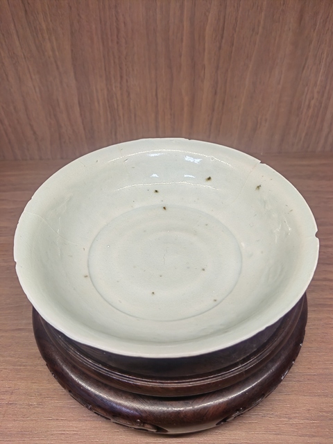 古玩陶瓷元末明初青白釉模印菊紋盤拍賣，當前價格4567元