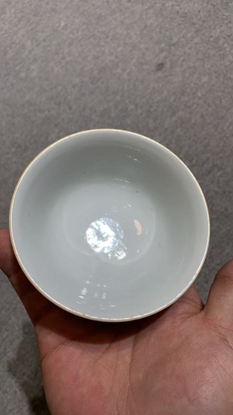 古玩陶瓷白匝道粉彩花卉紋茶圓真品鑒賞圖
