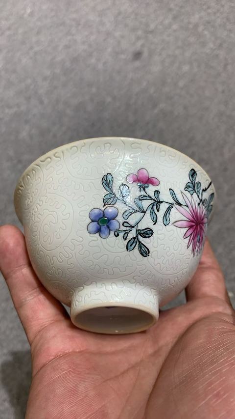 古玩陶瓷白匝道粉彩花卉紋茶圓真品鑒賞圖