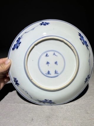 古玩陶瓷青花花卉紋盤真品鑒賞圖