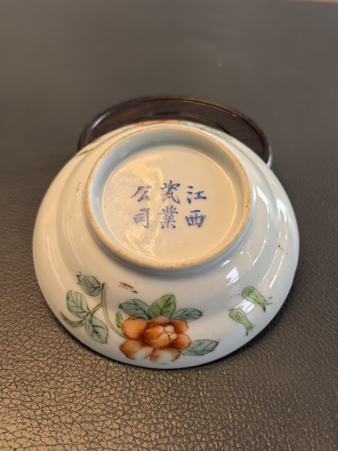 古玩陶瓷民國粉彩花卉碟真品鑒賞圖