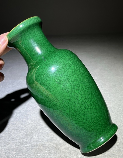 古玩陶瓷綠哥釉花蘭瓶真品鑒賞圖