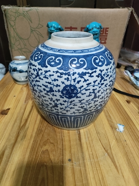 古玩陶瓷青花纏枝蓮紋罐真品鑒賞圖