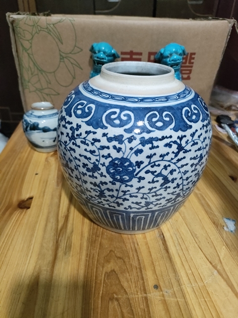 古玩陶瓷青花纏枝蓮紋罐真品鑒賞圖