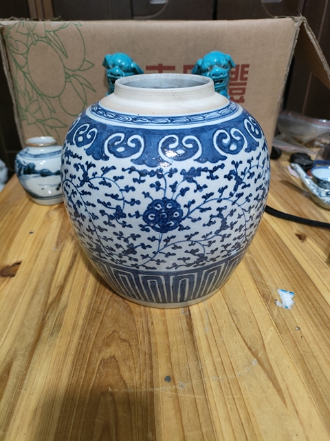 古玩陶瓷青花纏枝蓮紋罐真品鑒賞圖