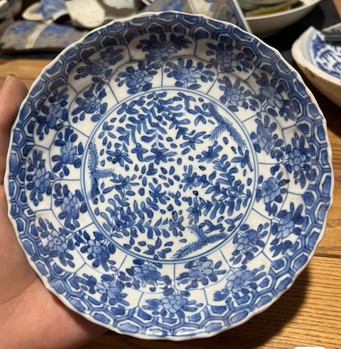 古玩陶瓷花卉紋青花盤真品鑒賞圖