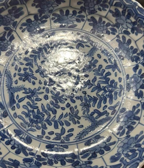 古玩陶瓷花卉紋青花盤真品鑒賞圖