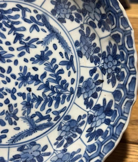 古玩陶瓷花卉紋青花盤真品鑒賞圖