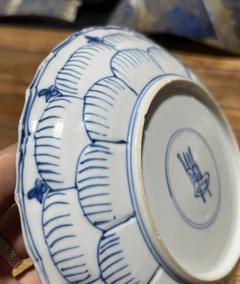 古玩陶瓷花卉紋青花盤真品鑒賞圖