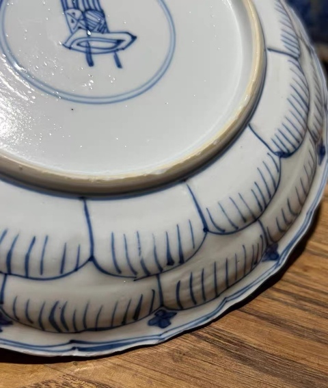 古玩陶瓷花卉紋青花盤真品鑒賞圖