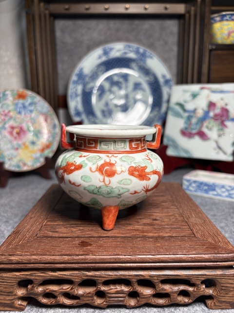 古玩陶瓷粉彩龍紋雙耳三足爐真品鑒賞圖