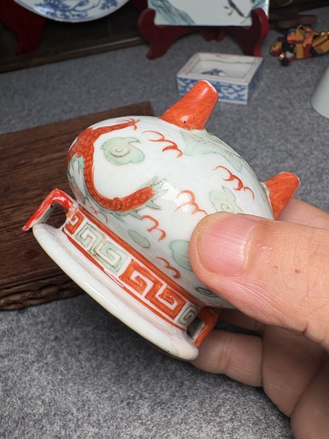 古玩陶瓷粉彩龍紋雙耳三足爐真品鑒賞圖