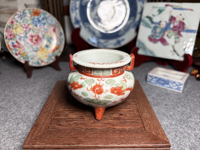 古玩陶瓷粉彩龍紋雙耳三足爐真品鑒賞圖