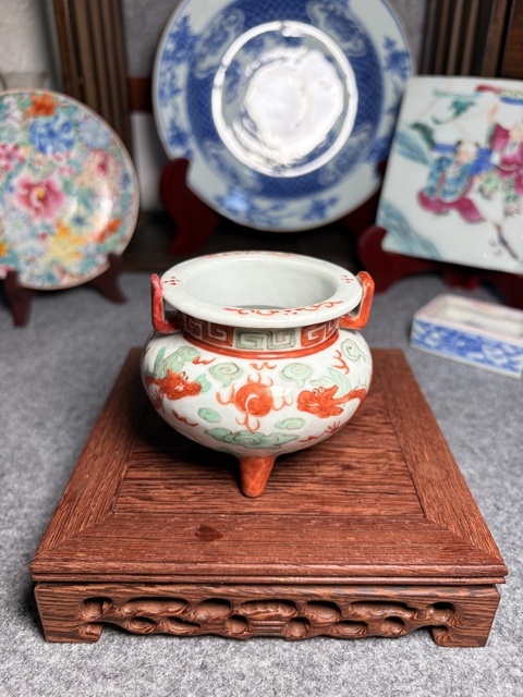 古玩陶瓷粉彩龍紋雙耳三足爐真品鑒賞圖