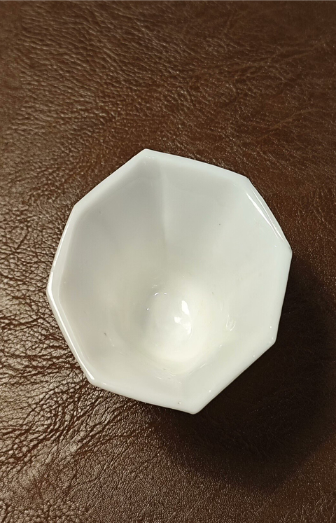 古玩陶瓷明代晚期德化窯白釉八駿馬杯真品鑒賞圖