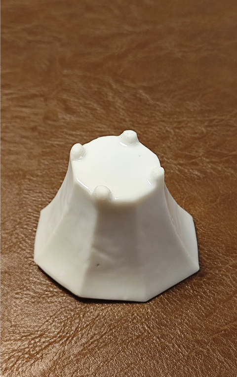 古玩陶瓷明代晚期德化窯白釉八駿馬杯真品鑒賞圖