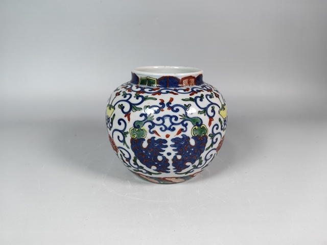 古玩陶瓷民國斗彩團菊花卉螭龍紋蓋罐真品鑒賞圖