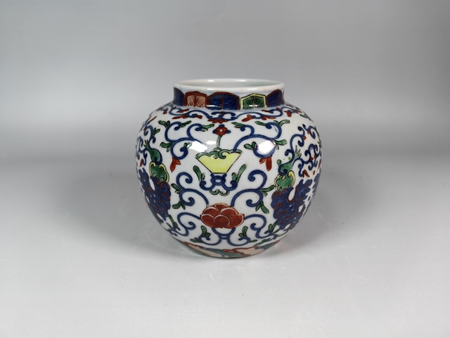 古玩陶瓷民國斗彩團菊花卉螭龍紋蓋罐真品鑒賞圖