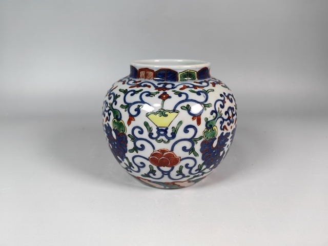 古玩陶瓷民國斗彩團菊花卉螭龍紋蓋罐真品鑒賞圖