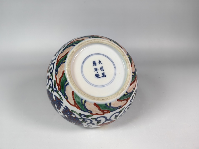 古玩陶瓷民國斗彩團菊花卉螭龍紋蓋罐真品鑒賞圖