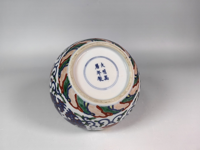 古玩陶瓷民國斗彩團菊花卉螭龍紋蓋罐真品鑒賞圖