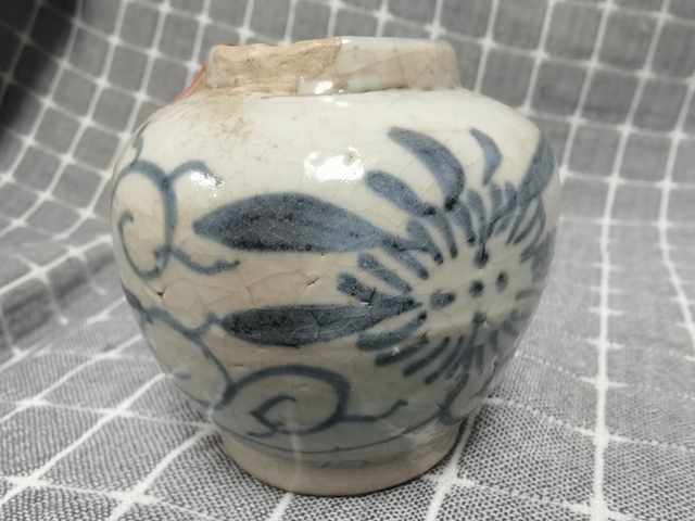 古玩陶瓷青花花卉紋罐真品鑒賞圖