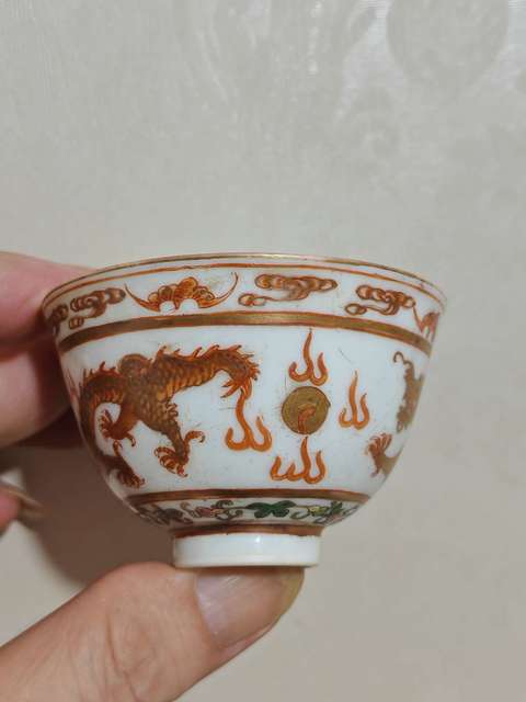 古玩陶瓷粉彩趕珠龍紋杯真品鑒賞圖