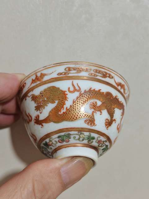 古玩陶瓷粉彩趕珠龍紋杯真品鑒賞圖