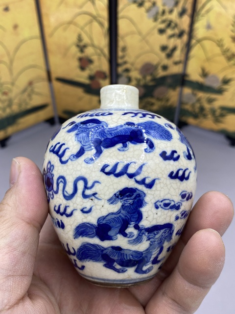 古玩陶瓷煨瓷青花獅紋罐真品鑒賞圖