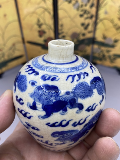 古玩陶瓷煨瓷青花獅紋罐真品鑒賞圖