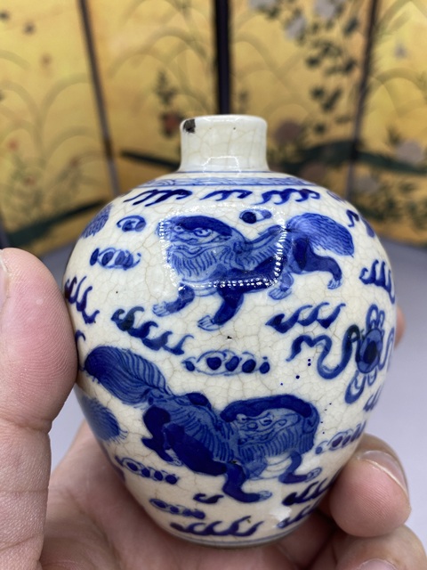 古玩陶瓷煨瓷青花獅紋罐真品鑒賞圖