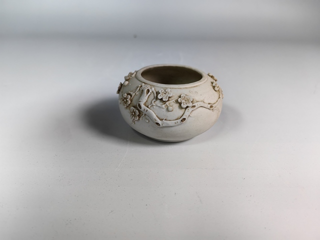 古玩陶瓷晚清民國返瓷堆塑梅花文房水盂真品鑒賞圖