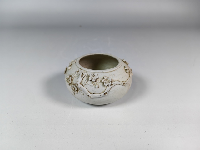 古玩陶瓷晚清民國返瓷堆塑梅花文房水盂真品鑒賞圖