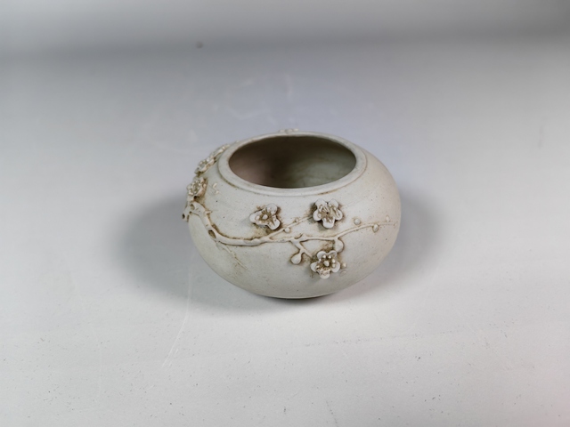 古玩陶瓷晚清民國返瓷堆塑梅花文房水盂真品鑒賞圖