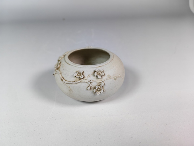 古玩陶瓷晚清民國返瓷堆塑梅花文房水盂真品鑒賞圖