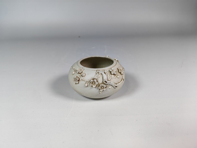 古玩陶瓷晚清民國返瓷堆塑梅花文房水盂真品鑒賞圖