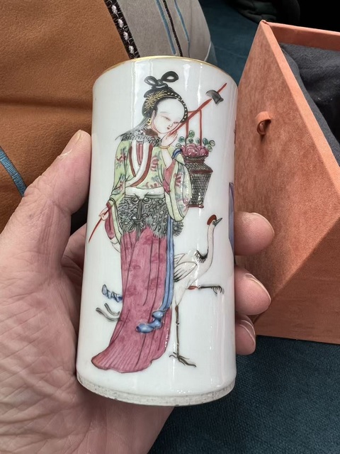 古玩陶瓷仕女紋粉彩筆筒真品鑒賞圖