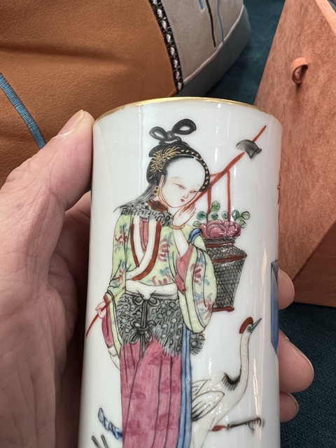 古玩陶瓷仕女紋粉彩筆筒真品鑒賞圖