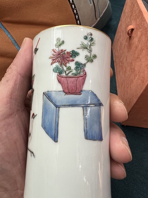古玩陶瓷仕女紋粉彩筆筒真品鑒賞圖