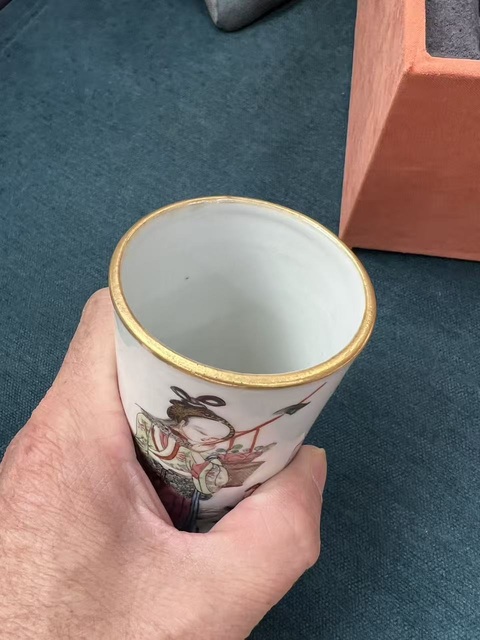 古玩陶瓷仕女紋粉彩筆筒真品鑒賞圖