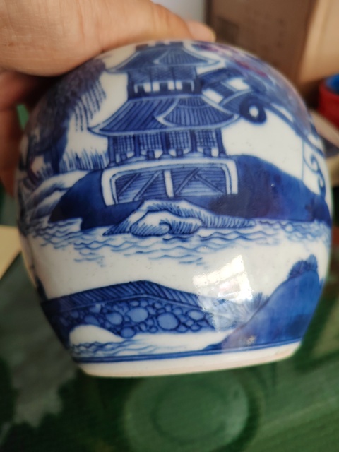 古玩陶瓷樓臺亭閣山水紋青花罐真品鑒賞圖