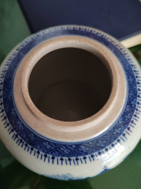 古玩陶瓷樓臺亭閣山水紋青花罐真品鑒賞圖