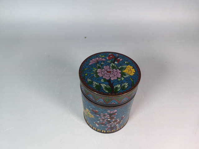 古玩雜項(xiàng)民國景泰藍(lán)掐絲琺瑯彩花卉紋蓋罐真品鑒賞圖