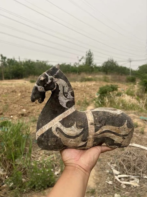 古玩陶瓷黑白彩漢代馬俑真品鑒賞圖