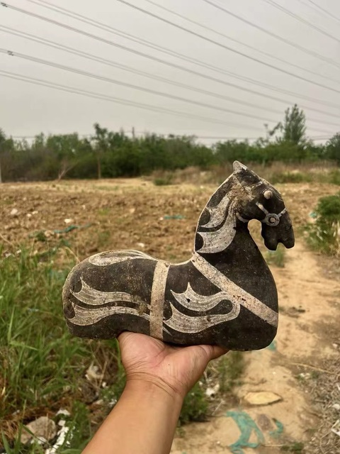 古玩陶瓷黑白彩漢代馬俑真品鑒賞圖